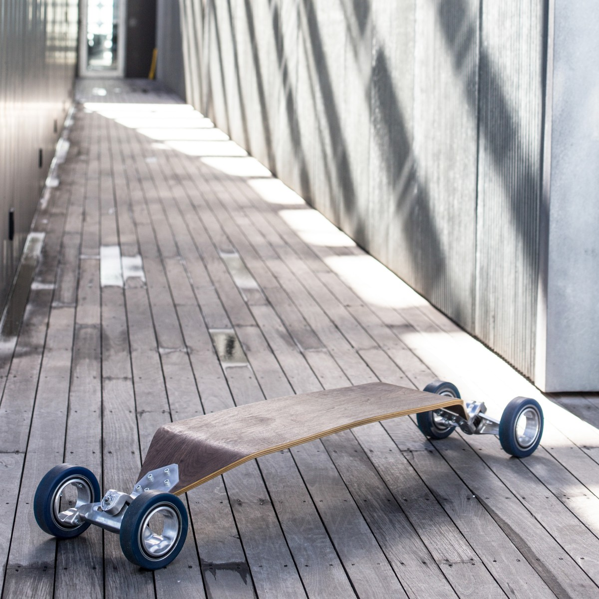 Zenyth Hubless longboard by Nicholas Perillo Bronze Vehicle, Mobility and Transportation Design Award Winner 2016 