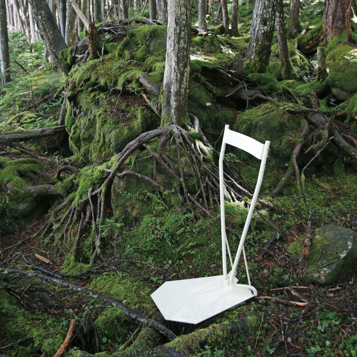 tatiisu Standing Chair by Masaya Ogiyama Bronze Furniture Design Award Winner 2018 