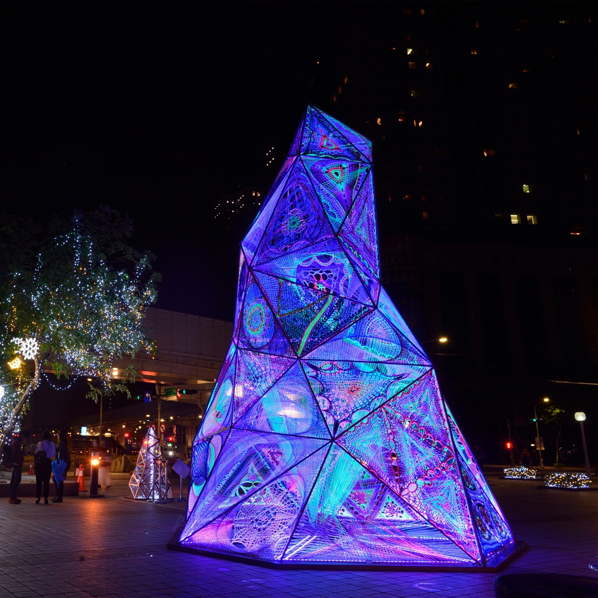 Light Weaving Installation Art by Sammy Liu - Golden Eagle Silver Lighting Products and Fixtures Design Award Winner 2020 