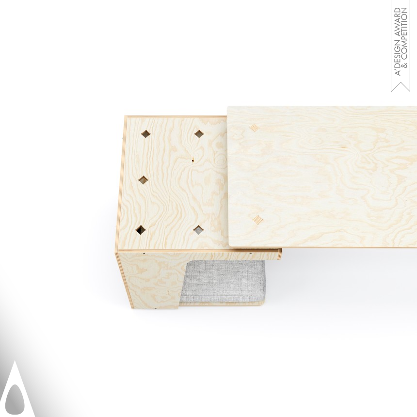 Drago Desk designed by Henrich Zrubec