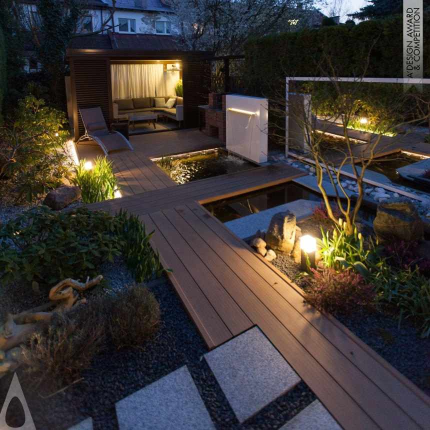 Iron Landscape Planning and Garden Design Award Winner 2021 Small City Home Garden 