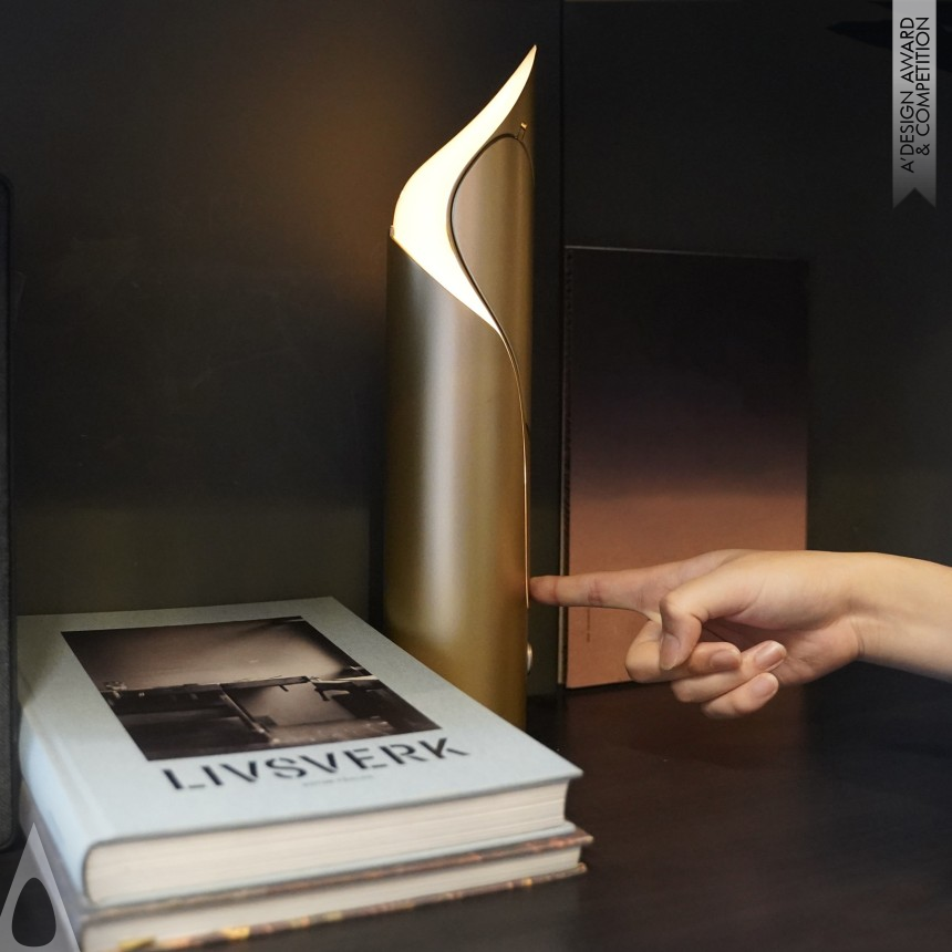 Silver Lighting Products and Fixtures Design Award Winner 2022 Magpie Table Lamp 