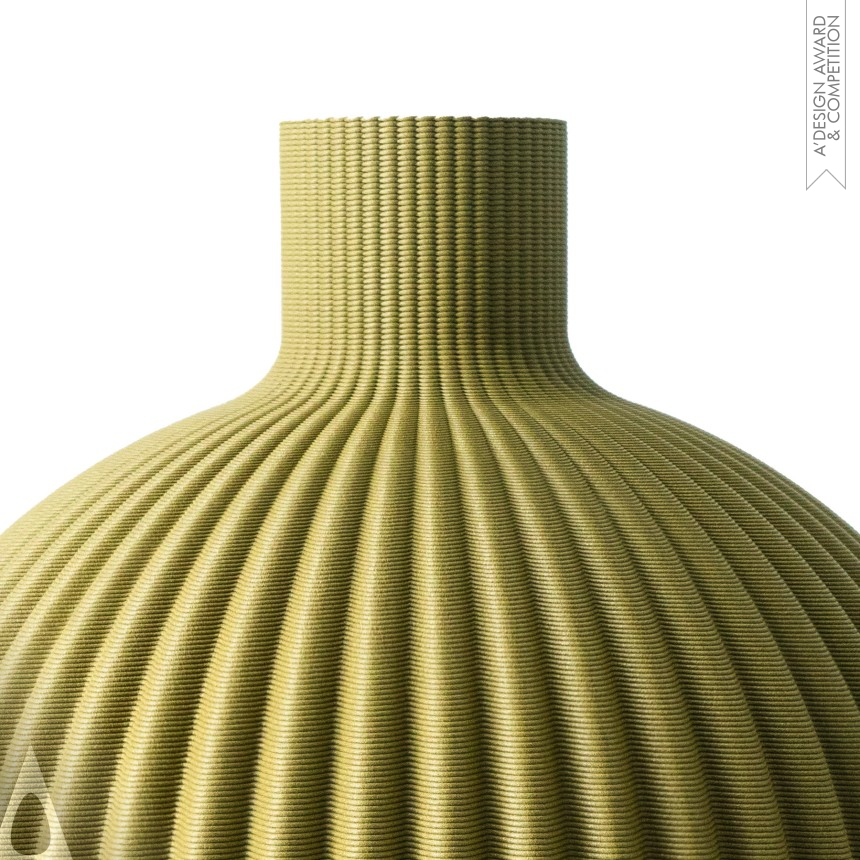 Lihsing Wang's Ribbing Vase