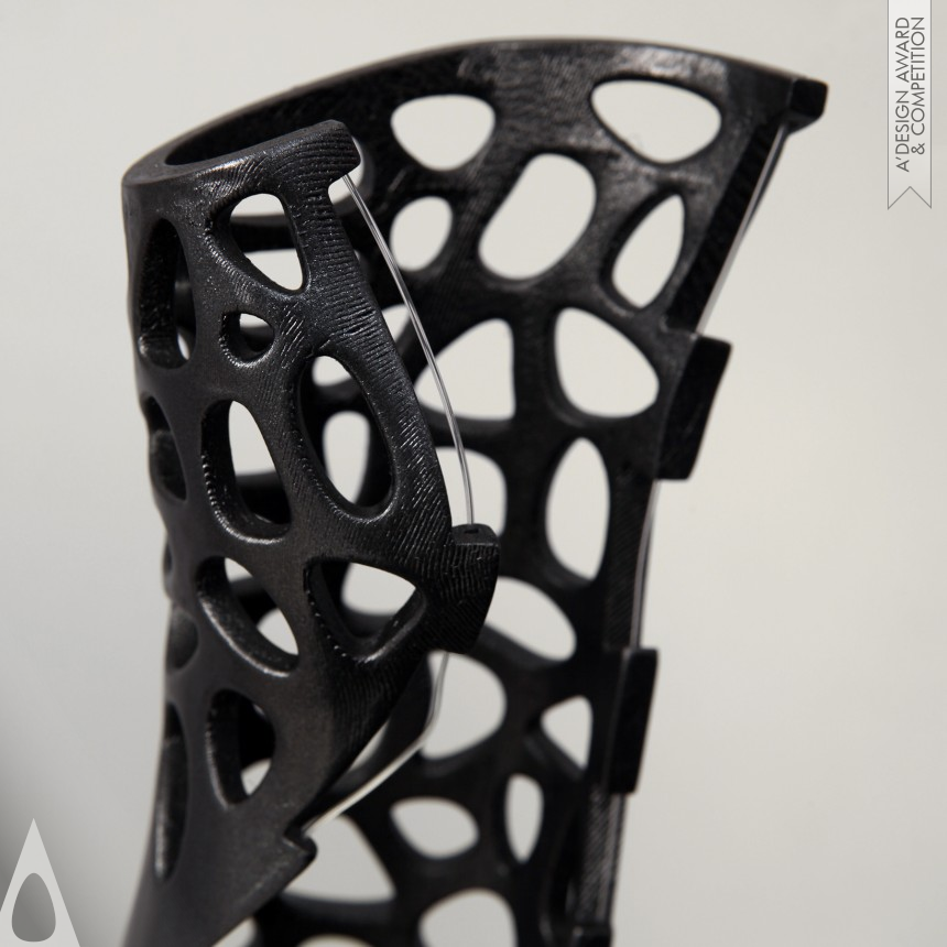 Deniz Karasahin's Osteoid Medical cast, attachable bone stimulator