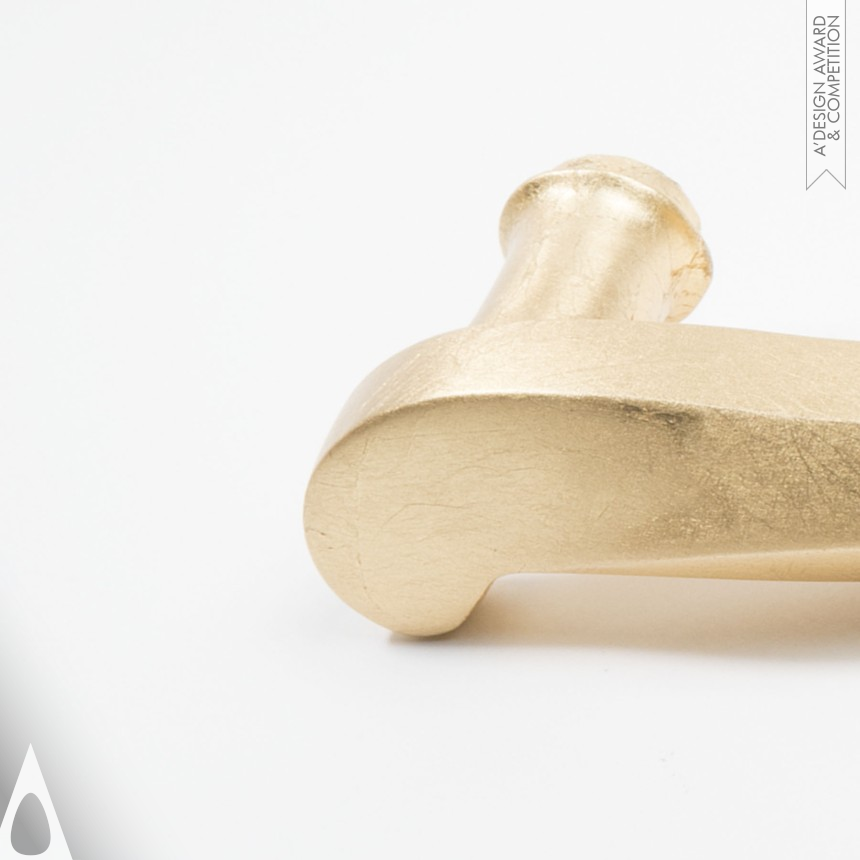 Nicole Valenti & Jacopo Candotti's PRISMA oro Door Handle