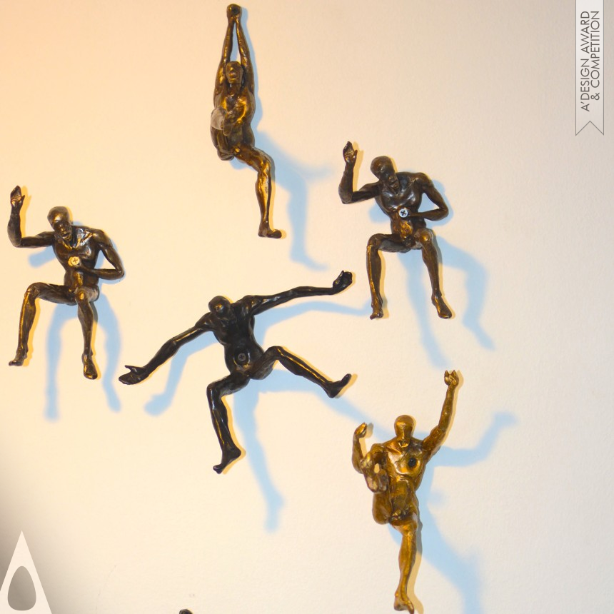 Golden Furniture Design Award Winner 2016 Man on the Wall Decorative Sculpture  