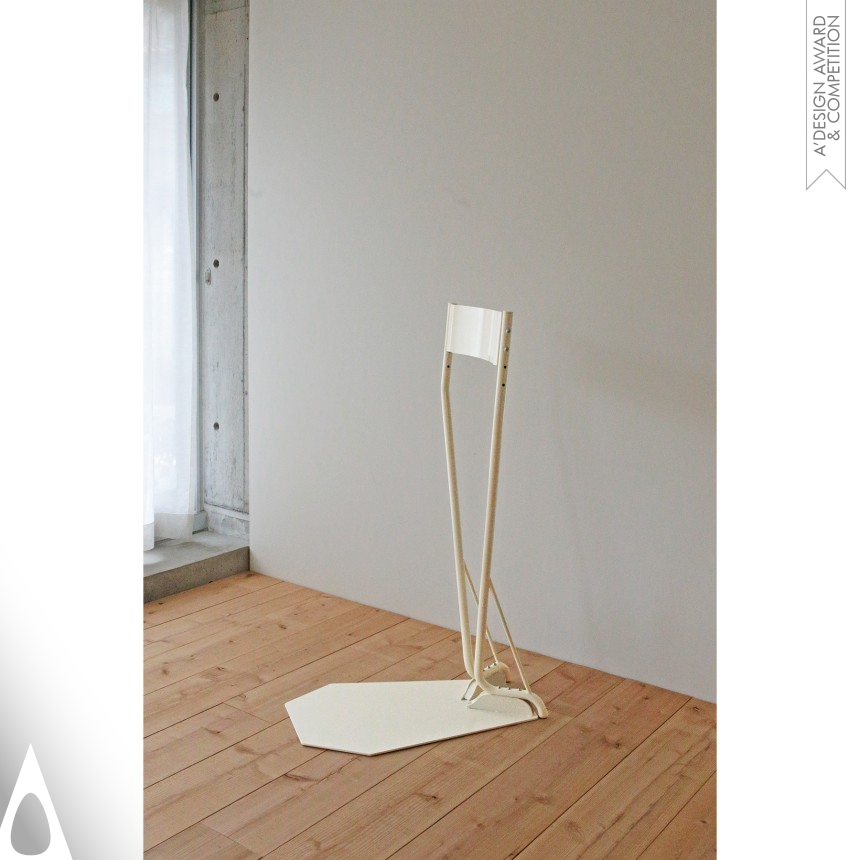 Masaya Ogiyama's tatiisu Standing Chair