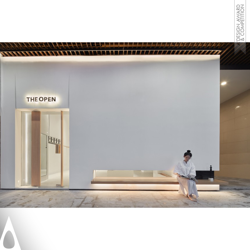 Xiaoying Huang's White Box Clothing Store