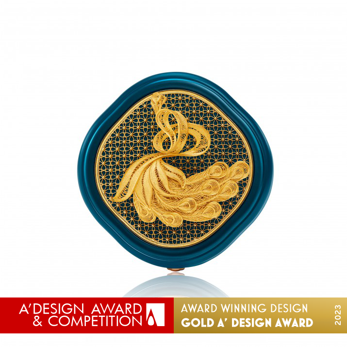 Florasis Gold Filigree Peacock Face Powder by Li Yuan and Juanjuan Hu Golden Luxury Design Award Winner 2023 
