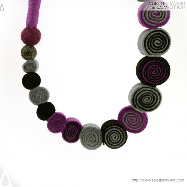 felt-spirals-necklace-by-aikaterini-niki-glinou-3