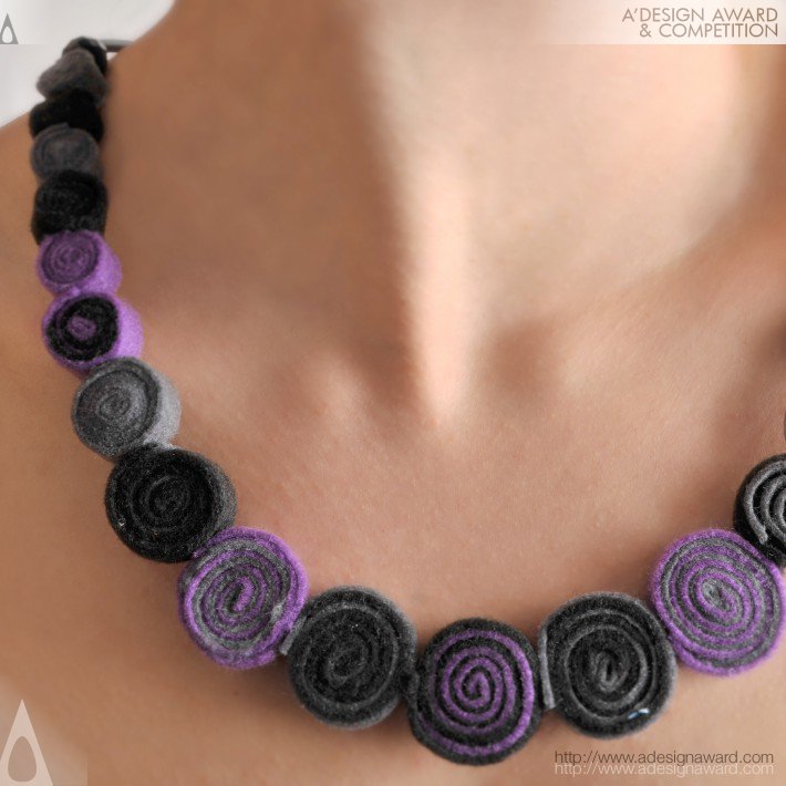 felt-spirals-necklace-by-aikaterini-niki-glinou-4