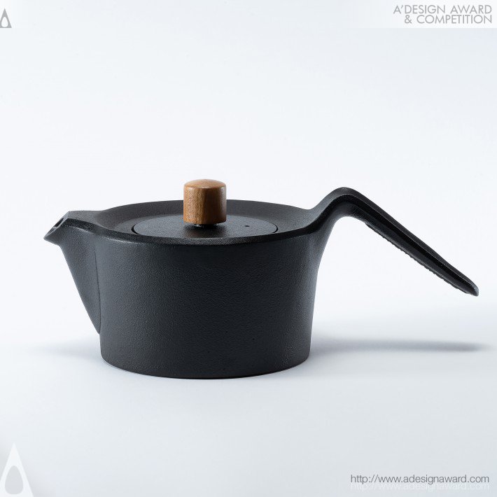 nambu-ironware-swallow-pot-by-akira-kikuchi