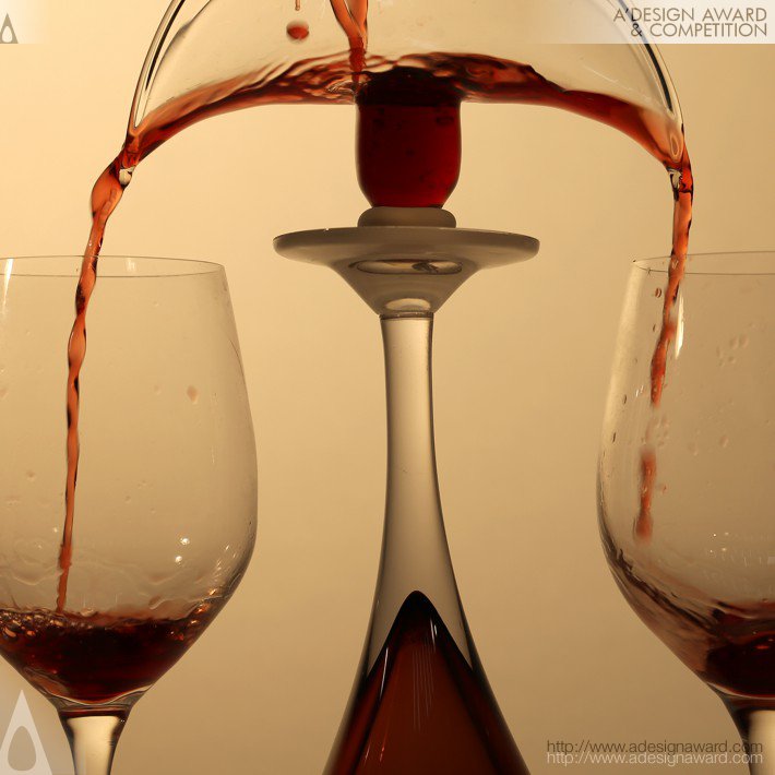 Ruiqi Dai Divide Wine Into Two Wine Glasses