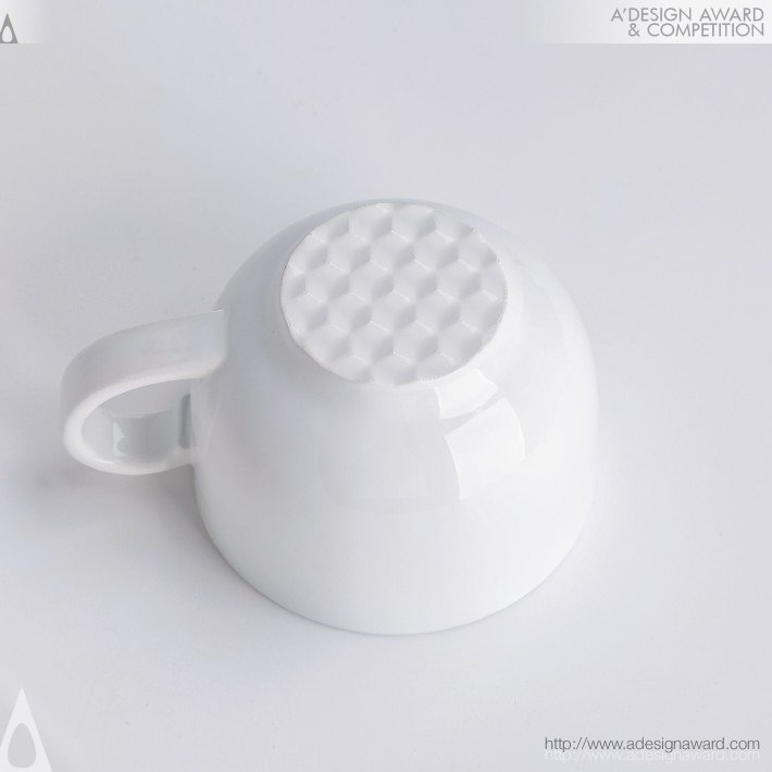 fitted-teacup-by-wu-weili-and-feng-zhe-2