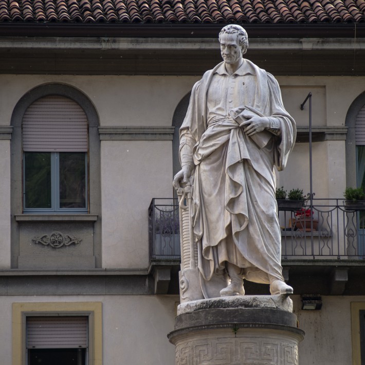 Monumento a Alessandro Volta Landmark